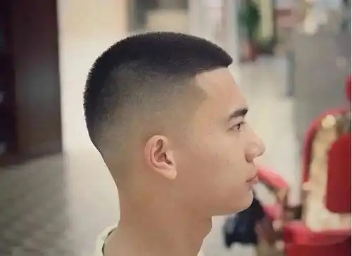 看起来清爽又干净,十分的显精神,顶部同样剪得比较短,基本上在1cm左右