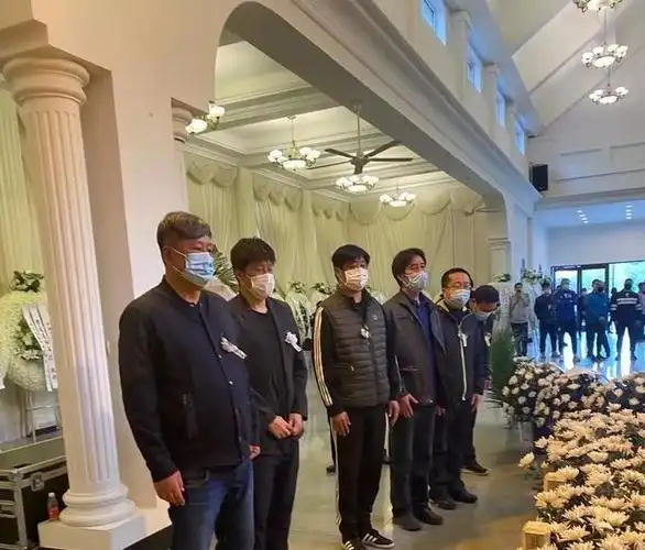 送别前国足队长张恩华大连万达队友中超大连人球迷代表到场