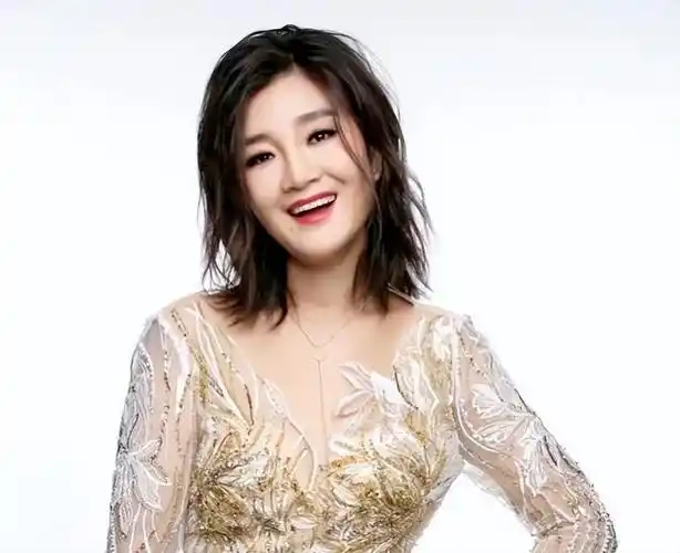 歌手降央卓玛:因丈夫高颜值疯狂倒追,婚后生3胎,今幸福美满