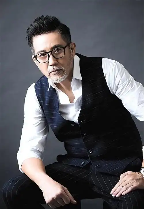 70多岁秦汉风度翩翩,衬衫配针织衫儒雅随和,与老戏骨同框站c位