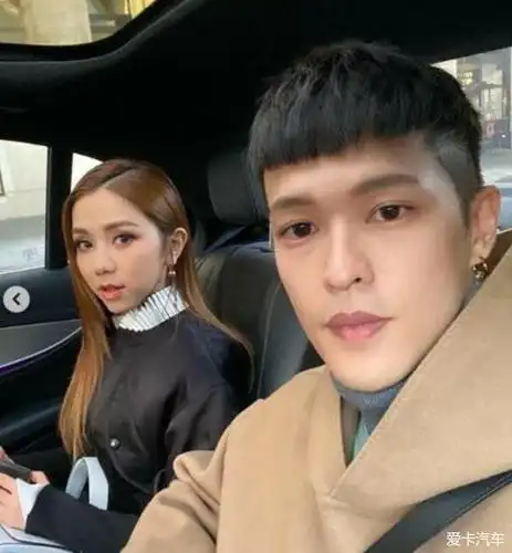 邓紫棋与男友罕见同框撒狗粮女方才华颜值出众男方背景过人