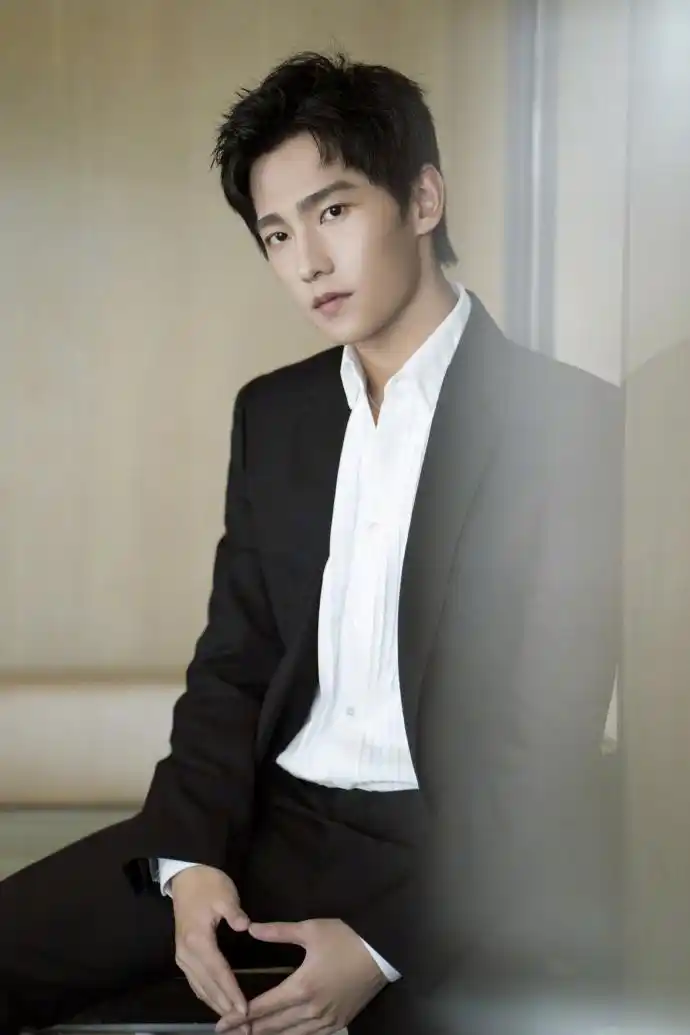 杨洋身穿黑西装搭配白衬衫出席活动,优雅从容彰显绅士风范_帅哥