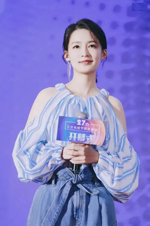 李沁出席活动现场美拍,笑的真甜!_高清图集_新浪网