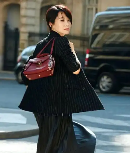 黑西装的经典是无法被超越的,短发的许晴穿着一身黑色条纹西装,酷飒