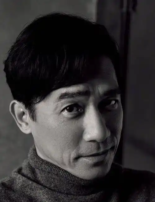 原创57岁梁朝伟皱纹都是魅力点西装造型儒雅内敛丝毫不见影帝架子