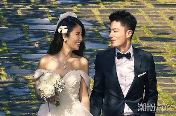 霍建华亲吻林心如面颊二人婚后首次大方秀恩爱