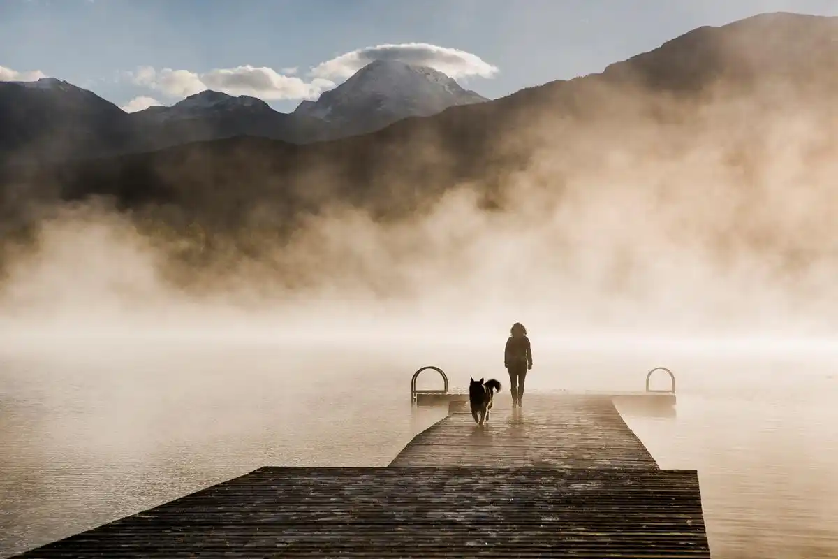 渐行渐远渐思念 身影慢慢变小,恍若隔世 回头望去,你的面容已模糊不清