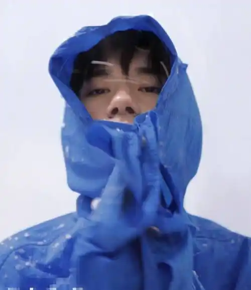 易烊千玺水下大片,一身红衣躺落水中,好唯美!_造型_蓝色_风格