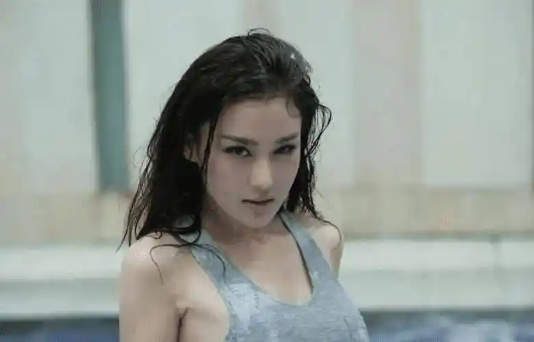 网友质疑张馨予礼服内外有别,深v性感引爆社交媒体!_照片_传统_时尚