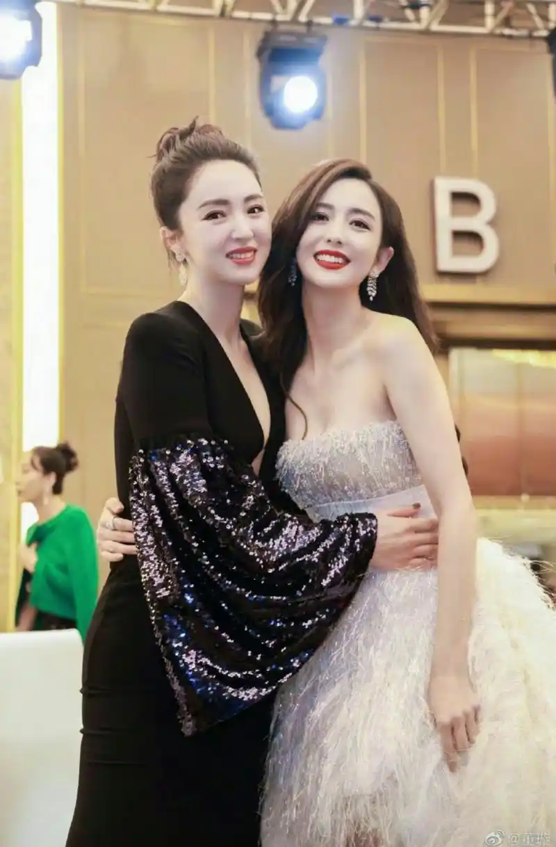 佟丽娅和董璇,这两人也太像了吧.真的不是姐妹吗93#娱乐