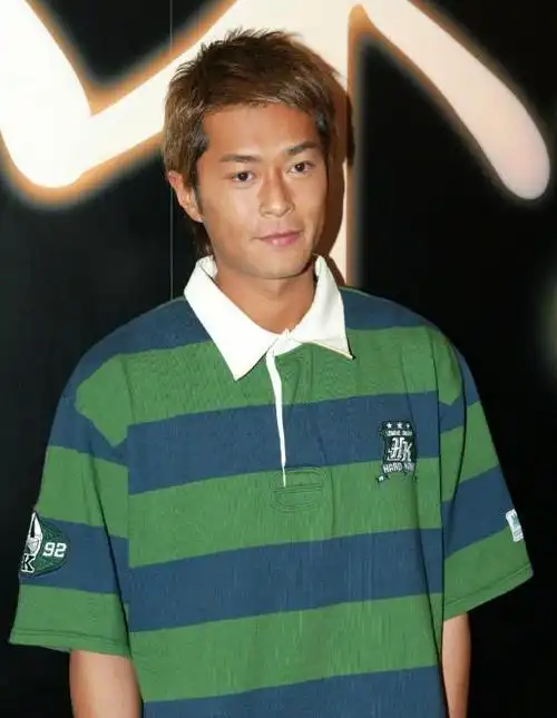 古天乐旧照曝光看了古天乐的裤子才知道时尚就是一个轮回圈