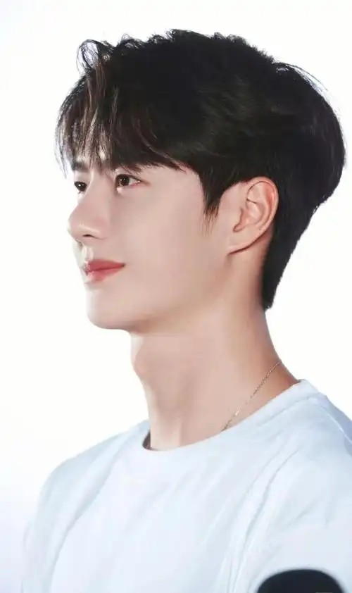 就问你们王一博这个侧脸多少分?