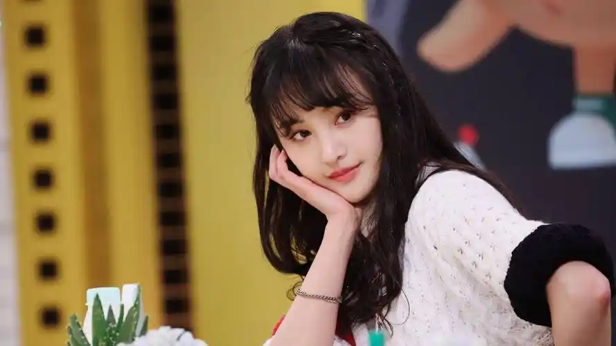 郑爽为孩子庆生画面曝光,吃快餐蛋糕被指寒酸,郑爽素颜憔悴不少_网友