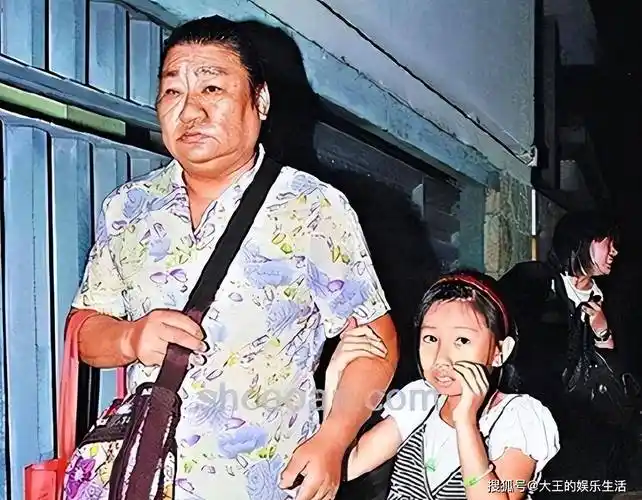 刘德华的父亲不幸去世,临终时的嘱托,言语中透出对华仔的失望_亲姐姐