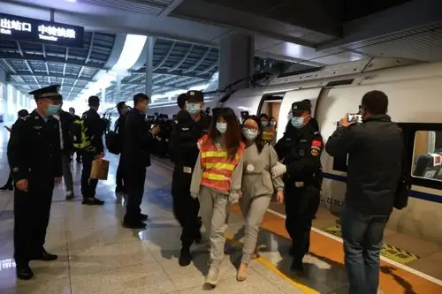 白银公安打掉非法贩卖公民个人信息犯罪团伙61名犯罪嫌疑人押解回银