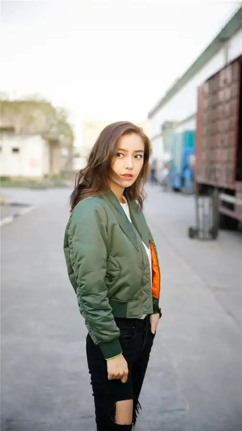 angelababy秋冬街拍曝光 夹克短靴定义随性时尚