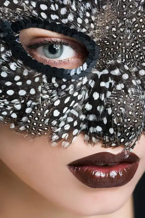 戴面具的美女面部特写高清图片