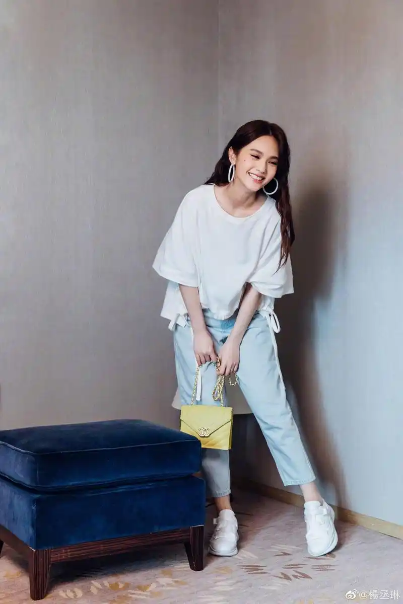 组图杨丞琳长发披肩斜靠沙发随性惬意一身休闲装时尚干练