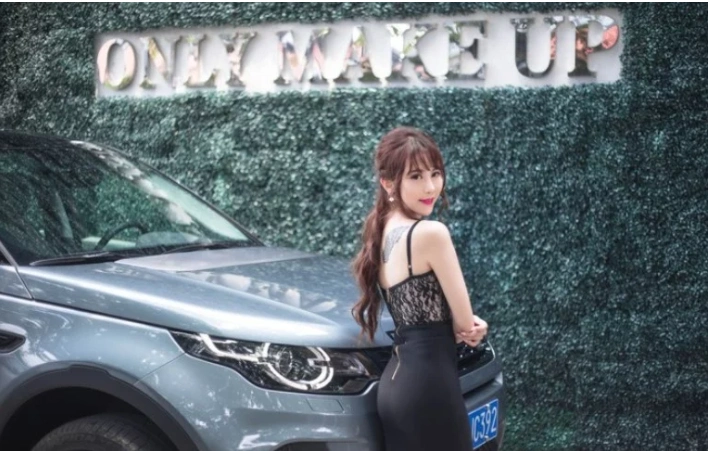 性感女郎爱上路虎发现神行