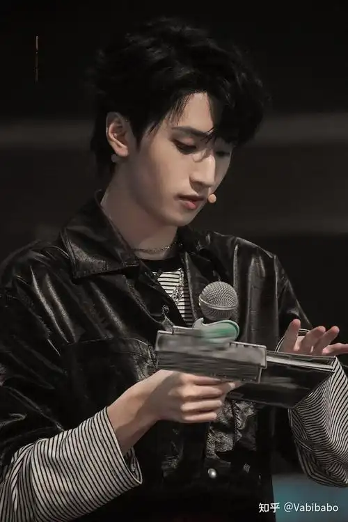 可以分享一些严浩翔出圈图吗