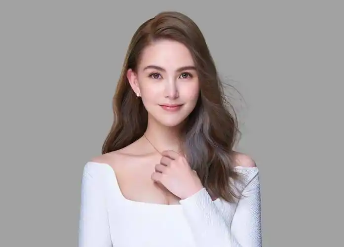 昆凌害羞得耳朵红了,两儿女罕见露面_照片_社交_家庭