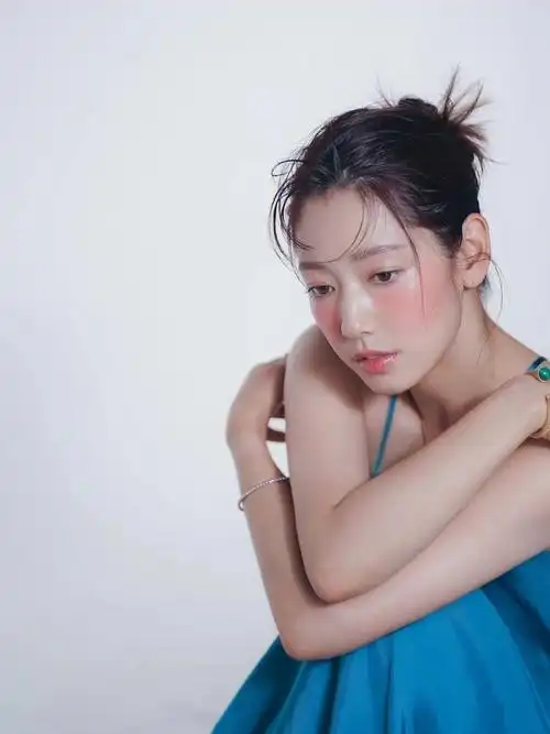 朴信惠微醺妆wkorea杂志拍摄花絮