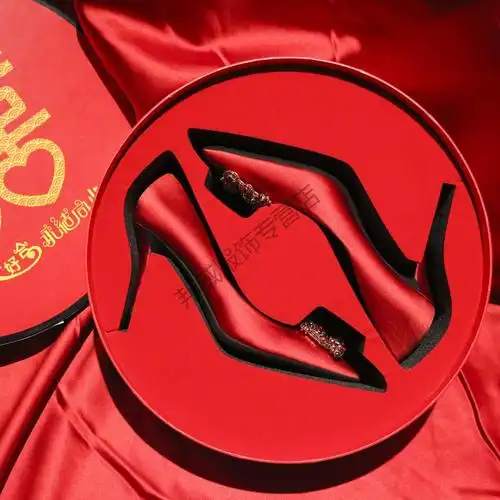 【甄选优品】结婚鞋女年新款红色高跟鞋细跟水钻方扣秀禾婚纱两穿新娘