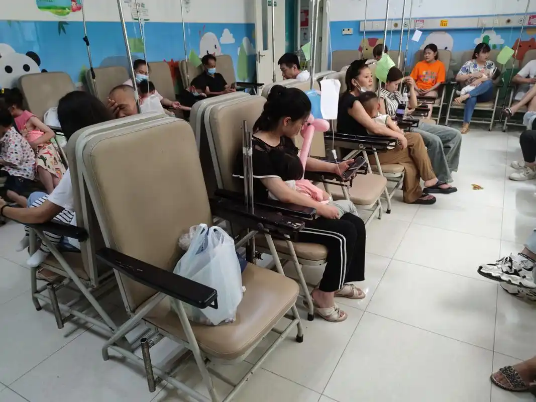 带孩子在医院打针,发现还是男孩子居多,我所在的这个输液室里面一共10