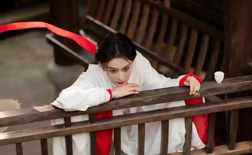 张馨予古装造型,古装元素融合的好完美,有侠女风范_茶杯_眼睛_右手