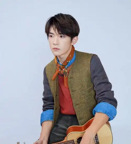 黄子韬晒和易烊千玺合照,高颜值,太帅了