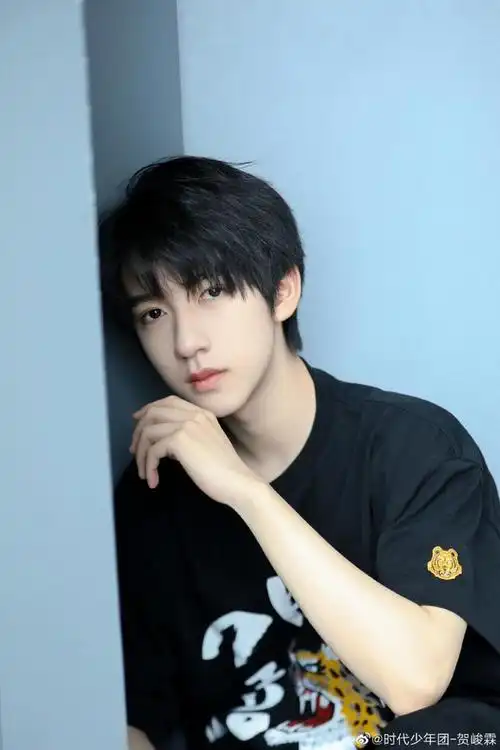 组图:贺峻霖全黑look搭眼镜斯文帅气 静坐在角落侧颜优越