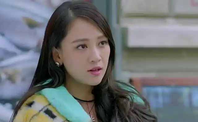 转行做了演员,这么多年陈乔恩出演过很多偶像剧,比如《王子变青蛙》