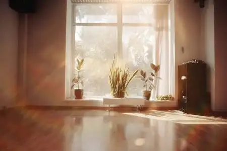 空旷的房间里窗口内部晨光照片