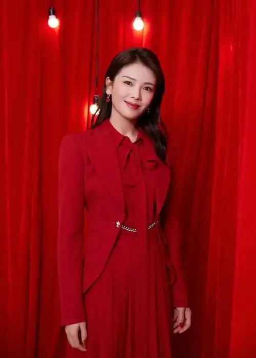 明星写真:刘涛红色套裙黑色高跟鞋俏丽多姿,红黑经典喜庆典雅|下摆|大