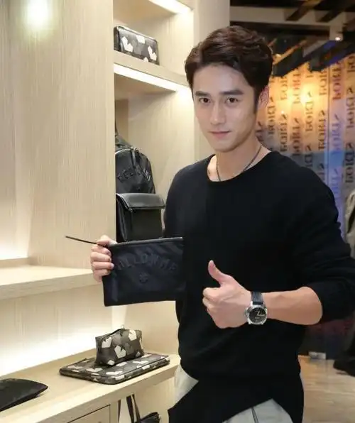 蒋劲夫商场买手机被偶遇,右手满纹花臂超显眼,网友调侃像社会人|胡歌