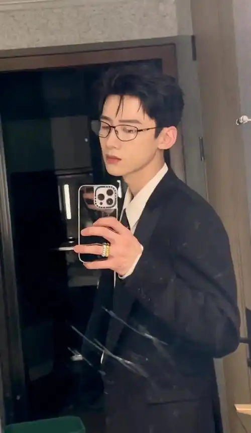 白敬亭淋雨神图