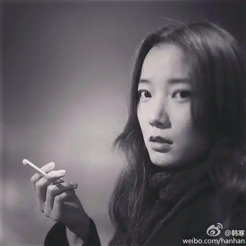 王珞丹确认加盟韩寒新片手拿香烟造型颓靡图