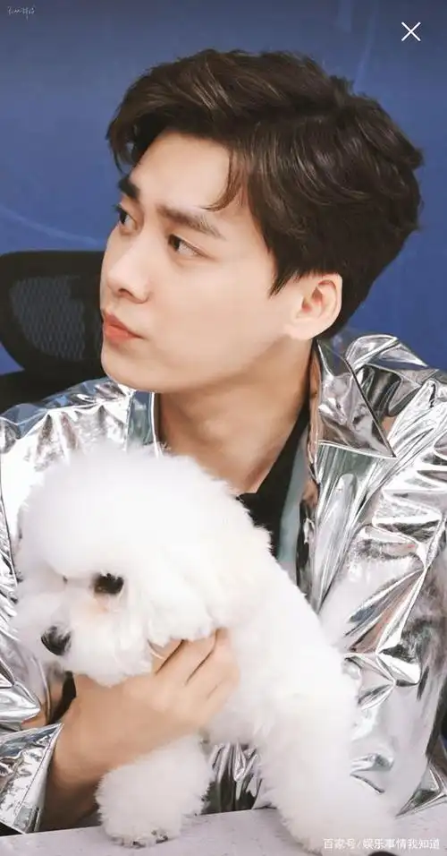 低情商:你嗓门好大;高情商代表李易峰:你在跟楼下人说话