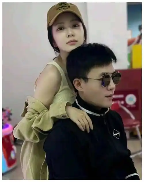 杜淳夫妇大秀恩爱,王灿霸回怼恶评:网友无理攻击,我不在乎!