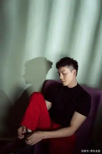 陈伟霆亮相亚洲文化节,"盖盖头"发型帅爆,后台自拍太皮了