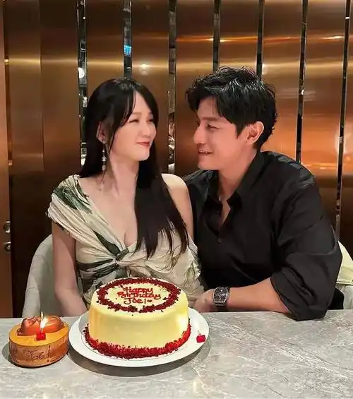 陈乔恩晒出游照 老公帅气出镜 双麻花辫辫超显少女感