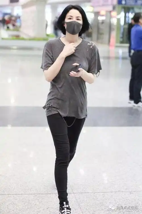 女歌手王菲现身留短发戴口罩肤白貌美穿破洞牛仔裤新潮时尚