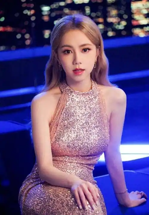 邓紫棋身穿紧身露肩连衣裙,凸显曼妙身材_音乐_魅力_个性