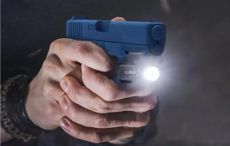 凯瑞兹强光战术手电为军警执法安全多一层保障