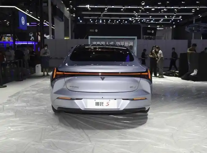 中大型纯电动轿车哪吒s,19.98万起!