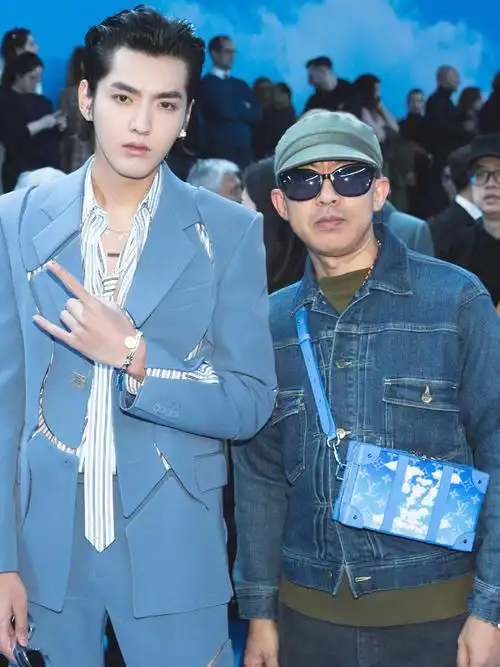 lv吴亦凡同款蓝天白云软盒子包