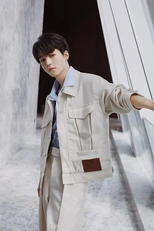 组图:王俊凯新写真曝光 蓝白色搭配工装造型清爽帅气