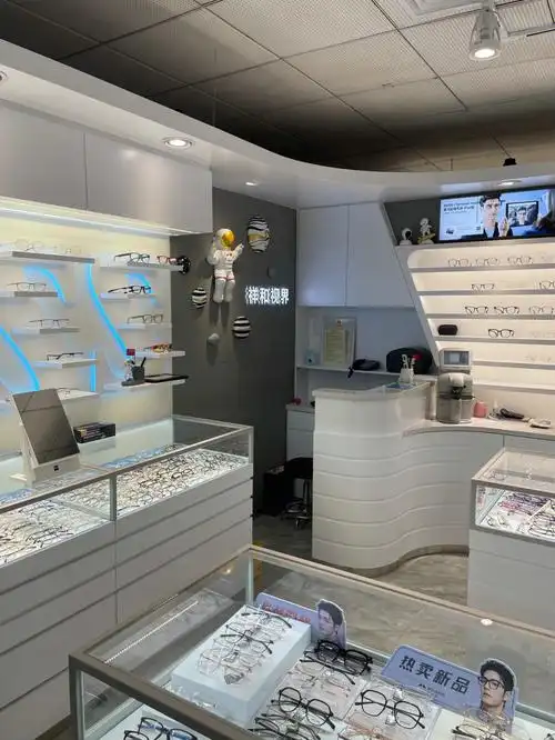 北京眼镜城潘家园配镜时尚品牌陌森,暴龙新款哦欢迎来打卡蔡司正规