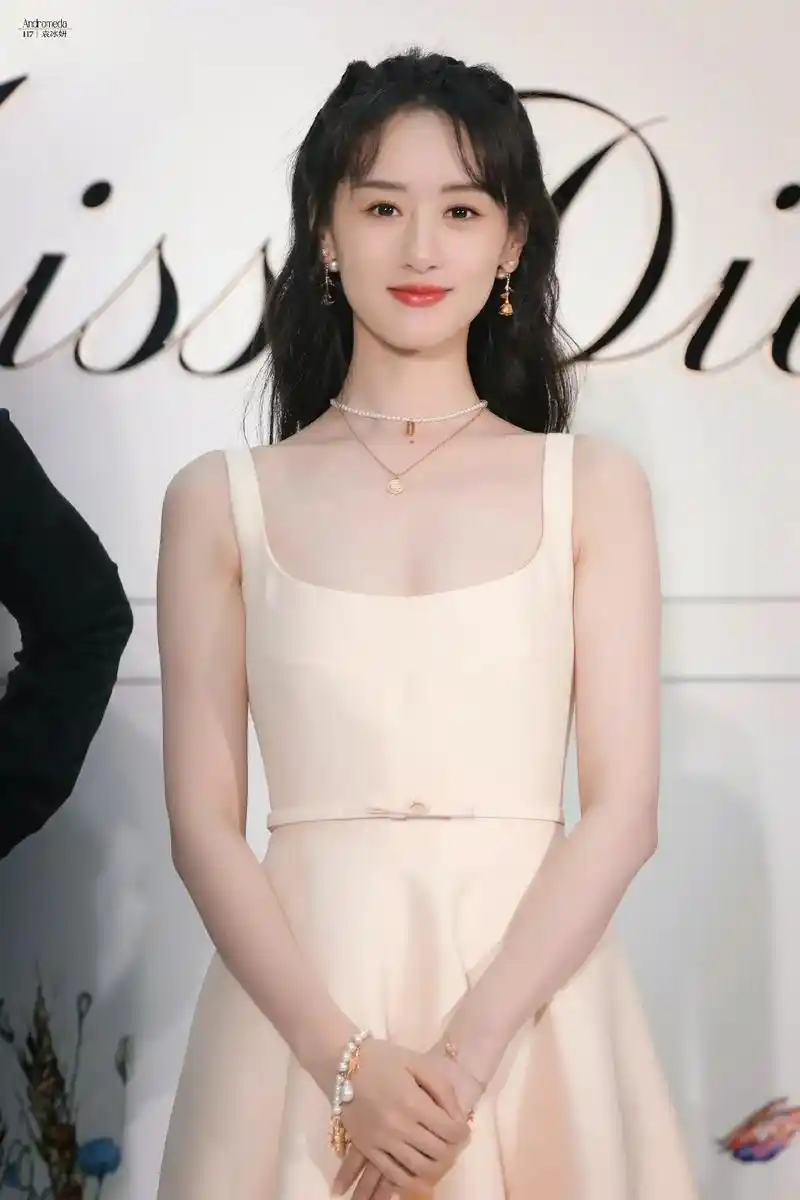 袁冰妍  #袁冰妍鹅黄色连衣裙造型 #迪奥三亚免税店    - 抖音