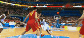 在进攻端,当时还是小弟的易建联也是直接隔扣已经打出名气的明星